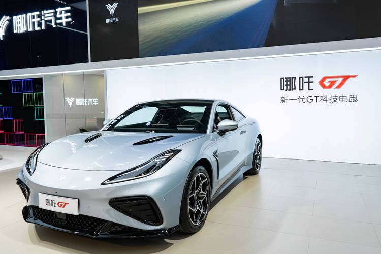 成都280哪吒汽车在智能汽车领域的表现，领途汽车在新能源汽车市场中的影响力